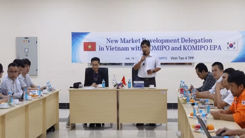 Ông Trần Ngọc Hưởng, Phó Giám đốc Nhà máy Nhiệt điện Vĩnh Tân 4 phát biểu tại buổi làm việc.