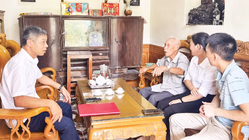 Ông Lê Tiến Đại (thứ ba từ phải sang), ở xã La Hiên, tỉnh Thái Nguyên, chia sẻ niềm vui với đoàn cán bộ đến thăm trong ngôi nhà vừa được sửa chữa khang trang.