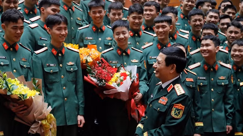 Đại tướng Phan Văn Giang trò chuyện, động viên các chiến sĩ chuẩn bị xuất ngũ. (Ảnh: Cổng thông tin điện tử Bộ Quốc phòng)