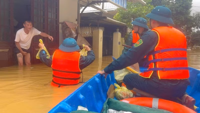 Lực lượng vũ trang địa phương vẫn ngày đêm có mặt ở những nơi khó khăn nhất, nơi người dân đang oằn mình chống chọi với nước bạc nhiều ngày liền.