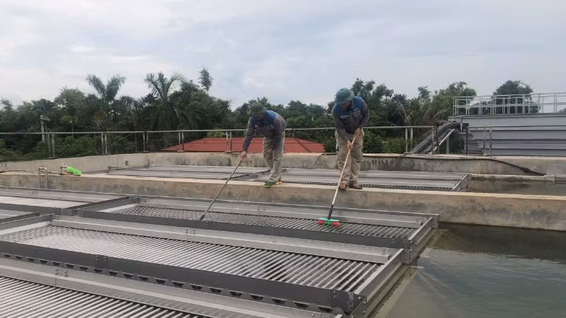 Công nhân Nhà máy nước An Bình (Hải Phòng) vệ sinh bể lắng. (Ảnh: BẢO HÂN)