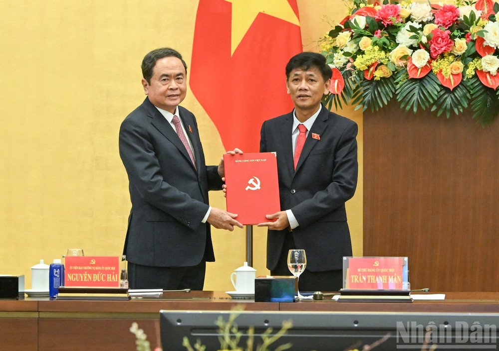 Bí thư Đảng ủy Quốc hội, Chủ tịch Quốc hội Trần Thanh Mẫn trao Quyết định cho đồng chí Lâm Văn Mẫn. (Ảnh: DUY LINH) 4-1260.jpg