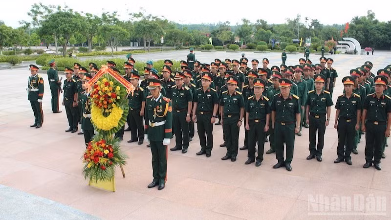 Các đại biểu dâng hương tại Nghĩa trang liệt sĩ thành phố Đà Nẵng và Tượng đài Mẹ Việt Nam Anh hùng (tại phường Quảng Phú). (Ảnh: ĐÌNH TĂNG)
