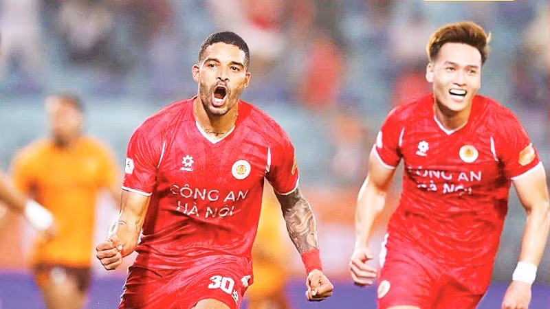 Cầu thủ Alves Rogerio Dos Santos (bên trái) lập cú đúp giúp Công an Hà Nội thắng 3-1.