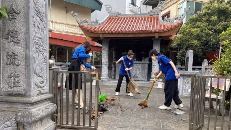 Đoàn Thanh niên phường Tây Mỗ ra quân dọn dẹp, làm sạch các di tích trên địa bàn.