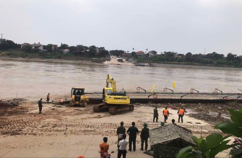 Cầu phao Phong Châu được cắt để bảo đảm an toàn.