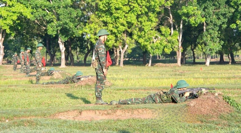 Chiến sĩ mới Trung đoàn 9, Sư đoàn 8 bắn tập tổng hợp súng tiểu liên AK. (Ảnh: CÔNG KHANH)