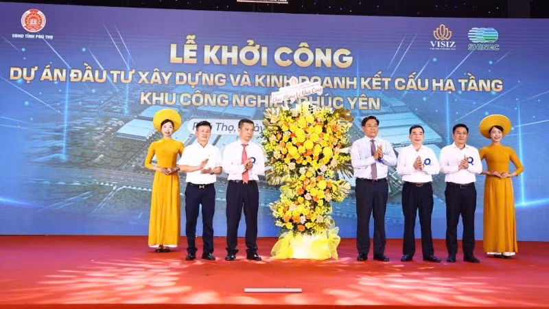 Lãnh đạo tỉnh Phú Thọ chúc mừng chủ đầu tư dự án.