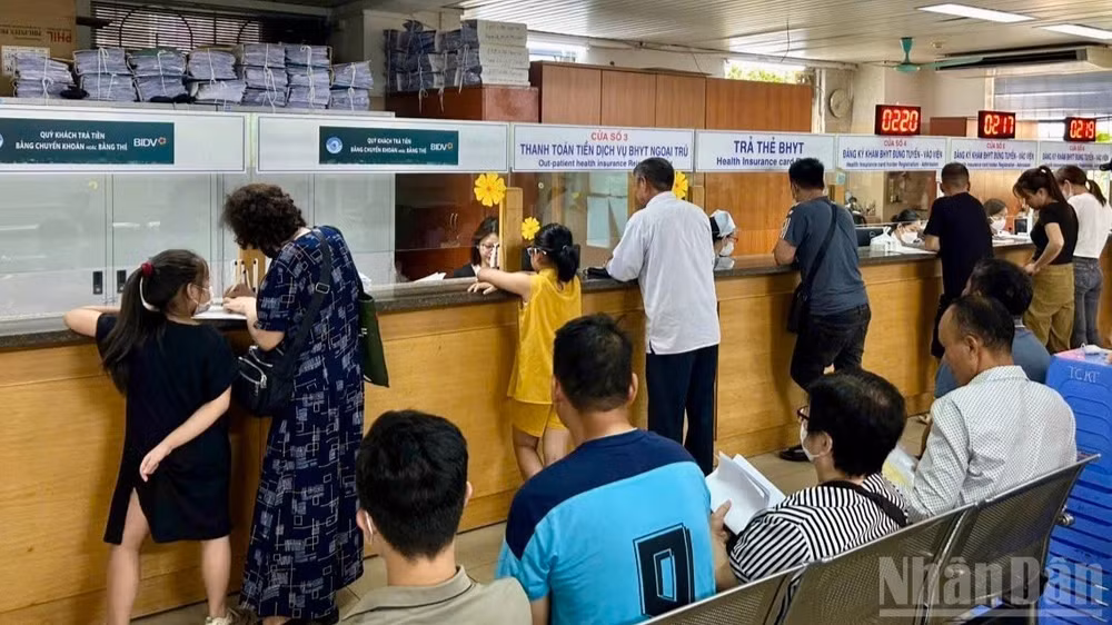 Người dân đăng ký khám, chữa bệnh tại Bệnh viện. (Ảnh: ĐỖ THOA)
