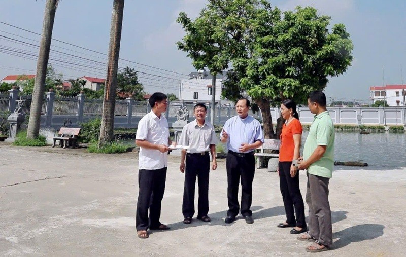 Cán bộ và nhân dân thôn Phú Thứ, xã Vụ Bản 3, huyện Vụ Bản, tỉnh Nam Định bàn giải pháp nâng cao chất lượng xây dựng khu dân cư văn hóa.