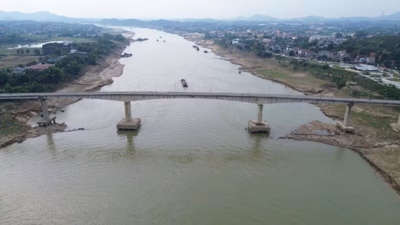 Cầu Sông Lô bắc qua sông Lô nối xã Đoan Hùng, tỉnh Phú Thọ với một số xã của tỉnh Tuyên Quang.