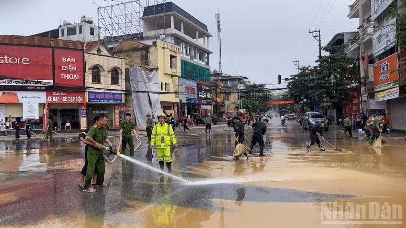 Cán bộ chiến sĩ Công an tỉnh Lào Cai tham gia vệ sinh môi trường. (Ảnh: THANH SƠN)