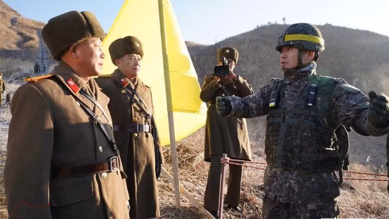 Các binh sĩ Hàn Quốc và CHDCND Triều Tiên tại Khu phi quân sự (DMZ) ngày 12/12/2018. (Ảnh: Xinhua) 