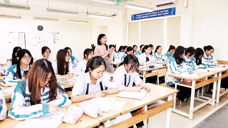Giờ ôn tập của học sinh Trường THPT chuyên Lương Văn Tụy (tỉnh Ninh Bình).