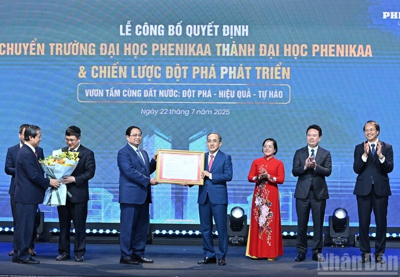 Thủ tướng Phạm Minh Chính trao Quyết định số 775/QĐ-TTg cho lãnh đạo Đại học Phenikaa. (Ảnh: TRẦN HẢI)