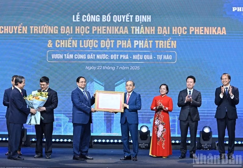 Thủ tướng Phạm Minh Chính trao Quyết định số 775/QĐ-TTg cho lãnh đạo Đại học Phenikaa. (Ảnh: TRẦN HẢI)