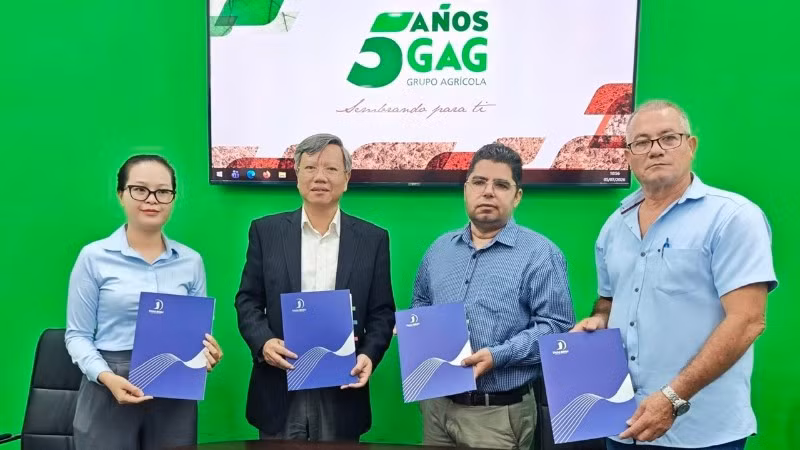 Đại sứ Lê Quang Long (thứ 2 từ trái qua) chứng kiến Lễ bàn giao lô gạo đầu tiên do Tập đoàn Thái Bình sản xuất cho phía Cuba. (Ảnh: Đại sứ quán Việt Nam tại Cuba cung cấp)