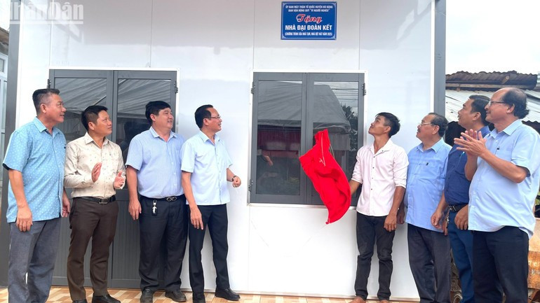 Lãnh đạo huyện Bù Đăng, tỉnh Bình Phước trao nhà cho hộ Nguyễn Quý Nhơn thôn 2, xã Nghĩa Trung. (Ảnh: NHẤT SƠN)