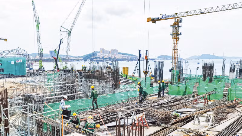 Công nhân thi công kết cấu thép tại dự án phục vụ APEC 2027.