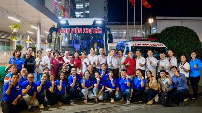 Đoàn y bác sĩ Bệnh viện Chợ Rẫy lên đường hỗ trợ y tế tại tỉnh Khánh Hòa.