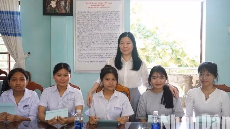 Bà Lê Thị Bích Thuận, Giám đốc Sở Giáo dục và Đào tạo, Phó Trưởng ban Thường trực Ban Chỉ đạo Kỳ thi, Chủ tịch Hội đồng thi đã đến thăm, động viên thí sinh là con em đồng bào dân tộc Cơ-tu tại điểm thi Trường trung học phổ thông Phạm Phú Thứ, chiều 25/6. (Ảnh: ANH ĐÀO)