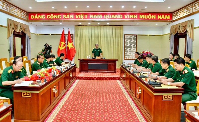 Quang cảnh Hội nghị trao các quyết định về công tác cán bộ tại Quân khu 7.