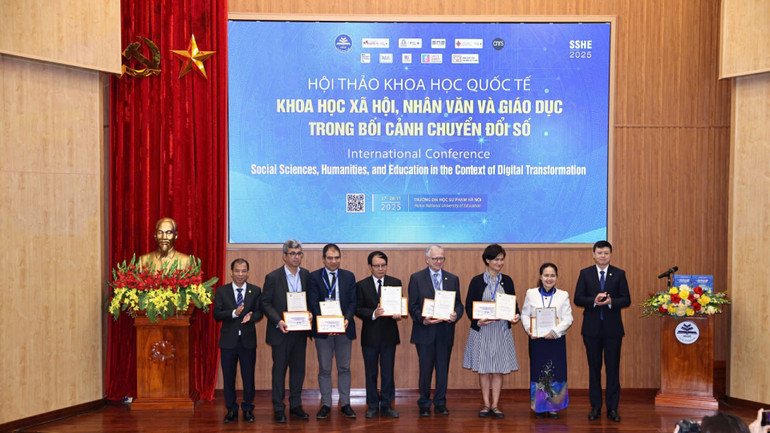 Los organizadores de la conferencia entregaron certificados de presentación a los científicos. (Foto: Thanh Tung) 67f1728a-cac1-459d-81b5-58de61e0931e-6473.jpg