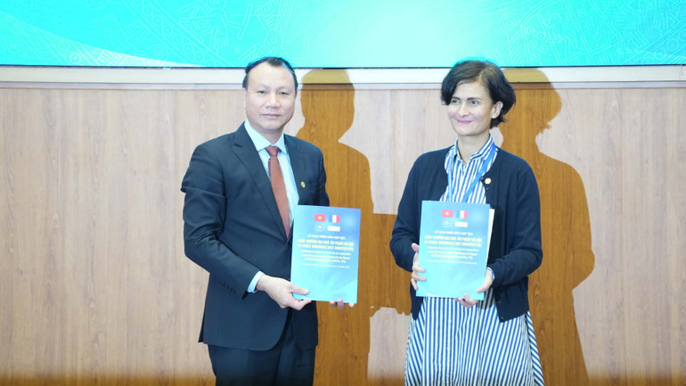 Ceremonia de entrega del Memorando de Cooperación entre la Universidad Nacional de Educación de Hanoi y la Escuela Nacional de Textos, Archivos y Humanidades Digitales de la Universidad de París (Francia) 6c0f0aa3-204d-4995-a489-101a8e63a839-3664.jpg