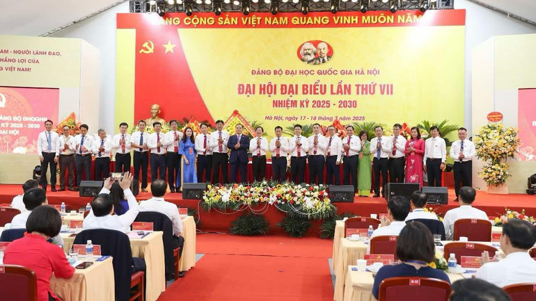 Ban Chấp hành Đảng bộ Đại học Quốc gia Hà Nội khóa VII, nhiệm kỳ 2025-2030 ra mắt Đại hội. 91bd668b-397a-4678-8cb4-e542250b6d99.jpg