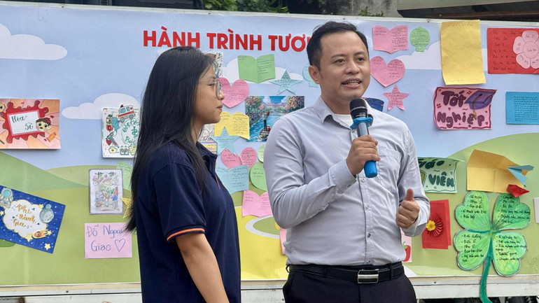 Thầy giáo Lê Trung Kiên, chuyên gia tâm lý của nhà trường chia sẻ tại buổi đối thoại. (Ảnh: THÚY QUỲNH) 2ce53c6f-634c-4f2e-b33e-a43898da898e-9794.jpg