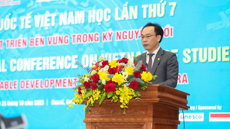 Phó Giáo sư, Tiến sĩ Hoàng Minh Sơn, Giám đốc Đại học Quốc gia Hà Nội phát biểu khai mạc. img-0083-5658.jpg