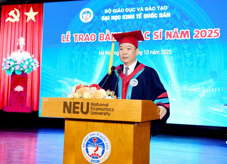 នាយកសាកលវិទ្យាល័យសេដ្ឋកិច្ចជាតិ Bui Huy Nhuong ថ្លែង។ (រូបថត៖ ទួន អាន) 5d06d3e9-fa84-42bc-b3eb-d44edbc9786d.jpg
