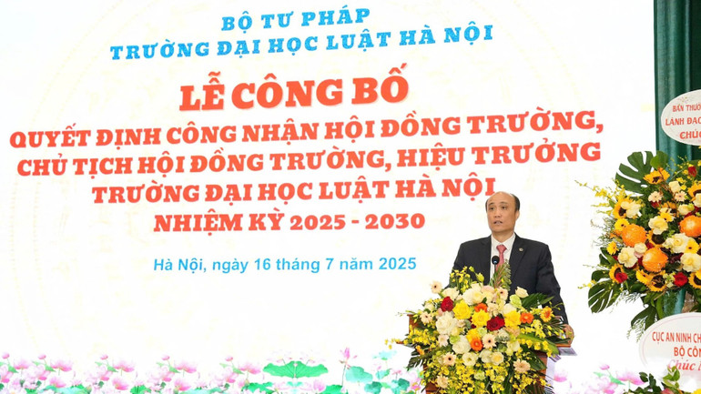 សាស្ត្រាចារ្យរង បណ្ឌិត To Van Hoa សាកលវិទ្យាធិការថ្មីនៃសាកលវិទ្យាល័យច្បាប់ហាណូយ ថ្លែងសុន្ទរកថា ទទួលភារកិច្ចថ្មីរបស់គាត់។ img-2995-2954.jpg