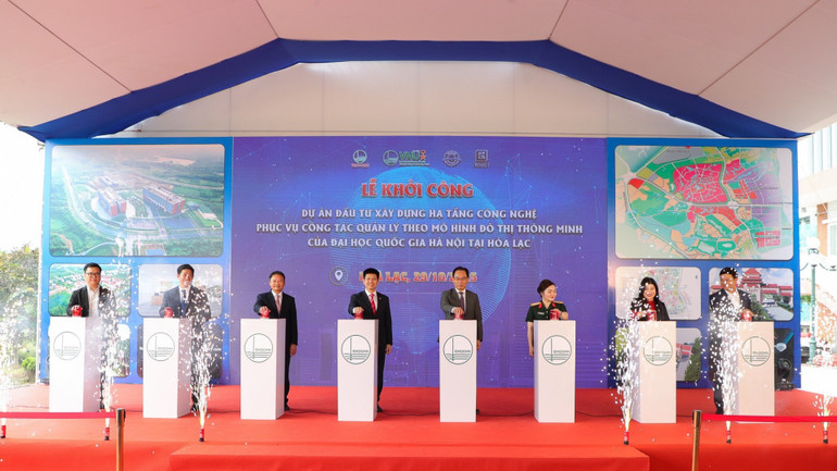 Delegatene trykket på knappen for å starte prosjektet «Investering i å bygge teknologisk infrastruktur for å betjene ledelsesarbeid i henhold til den smarte bymodellen» ved Hanoi National University i Hoa Lac. img-0822-4975.jpg