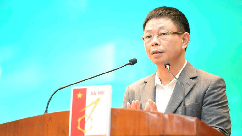 អ្នកកាសែត Phung Cong Suong និពន្ធនាយកកាសែត Tien Phong បាននិយាយនៅក្នុងកិច្ចពិភាក្សា។ 6-4710.jpg