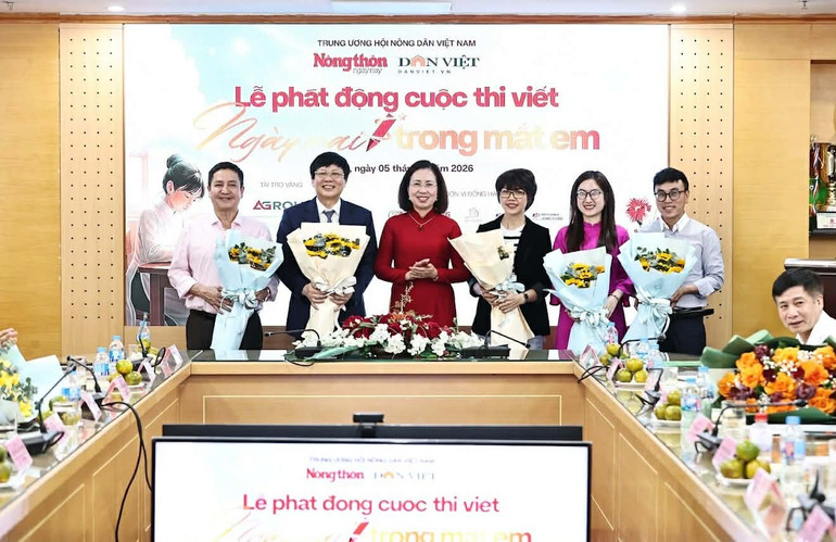 Bà Bùi Thị Thơm, Phó Chủ tịch Ban Chấp hành Trung ương Hội Nông dân Việt Nam, Trưởng Ban Chỉ đạo Cuộc thi tặng hoa Ban Giám khảo.