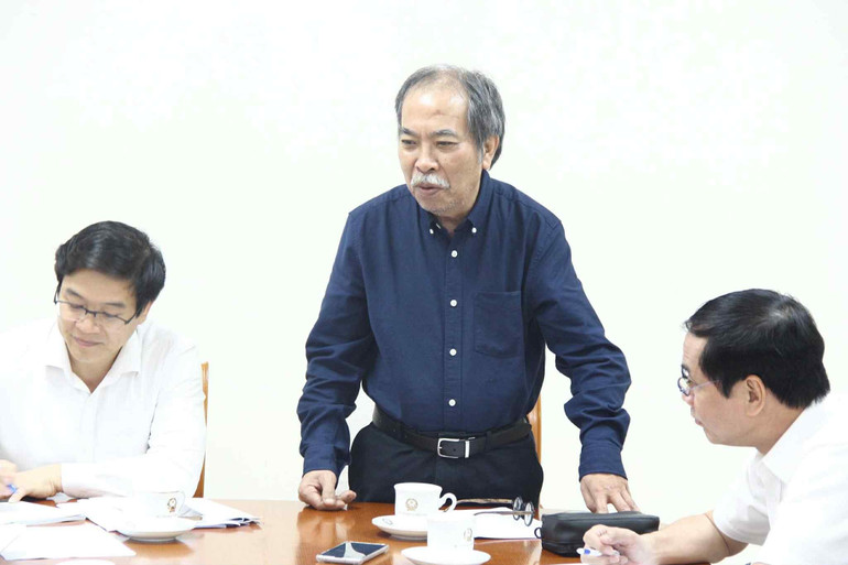Chairman of the Vietnam Writers Association Nguyen Quang Thieu spoke. Chủ tịch Hội Nhà văn Việt Nam Nguyễn Quang Thiều phát biểu.