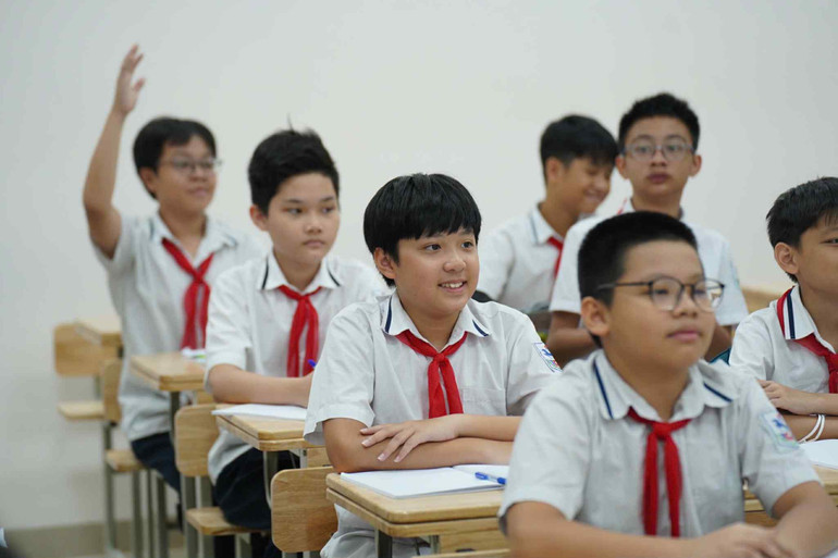 Students of Giang Vo Secondary School during class. (Photo: THE DAI) 9d1a9e12-30a5-41e0-83b1-6dd28c494532.jpg
