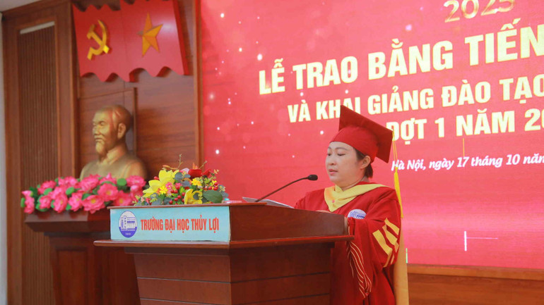 Tiến sĩ Phoutsadee SIDA thay mặt cho các tân tiến sĩ, thạc sĩ phát biểu. 214bf53c-c738-43db-a5fa-30f3421c3929-6342.jpg
