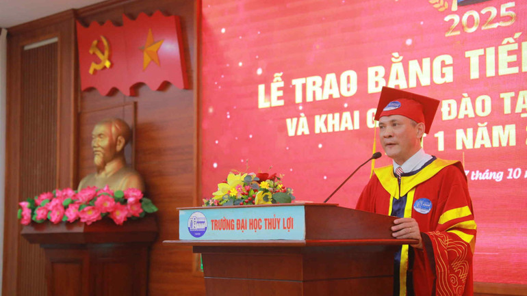 Giáo sư, Tiến sĩ Nguyễn Trung Việt, Hiệu trưởng Trường đại học Thủy lợi chúc mừng các tân tiến sĩ, thạc sĩ. f8678860-5478-4b1f-ae7f-cb9adeb9d90b-4716.jpg