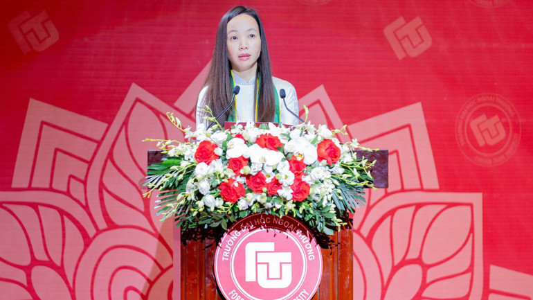 Thạc sĩ Phạm Thanh Hà - Phó trưởng Phòng phụ trách Phòng Quản lý đào tạo, trường Đại học Ngoại Thương phát biểu thành tích đã đạt được của sinh viên trong đợt trao bằng tốt nghiệp này. img-4435-6902.jpg
