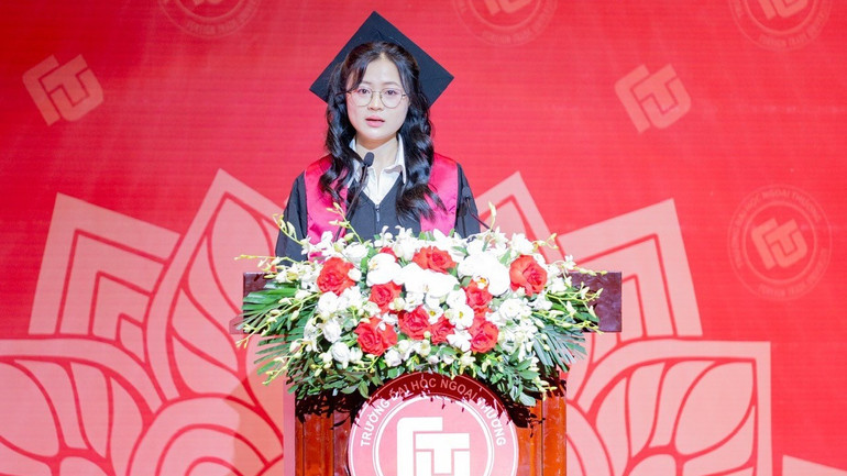 Sinh viên Nguyễn Thị Kim Oanh đại diện cho các tân cử nhân gửi lời tri ân sâu sắc tới thầy cô và gia đình. img-4430-1819.jpg