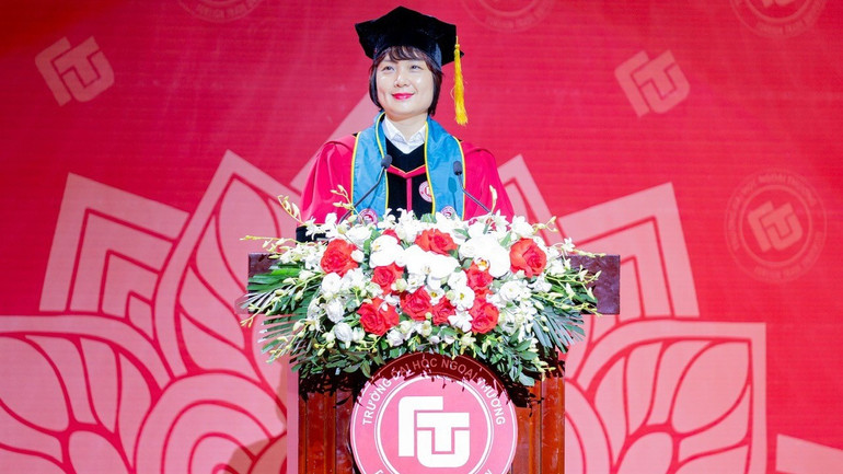 Phó Giáo sư, Tiến sĩ Phạm Thu Hương, Hiệu trưởng Trường đại học Ngoại thương phát biểu tại buổi lễ. img-4431-466.jpg