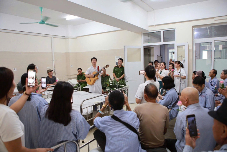 Các bác sĩ của Bệnh viện 19-8 động viên tinh thần bệnh nhân ung thư. (Ảnh: Bệnh viện cung cấp) 531994095-1235274005311925-5797512992296940049-n.jpg