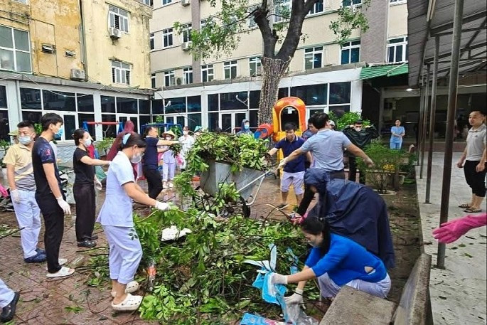 Bệnh viện Sản nhi Nghệ An khắc phục hậu quả sau bão số 5.(Ảnh: bệnh viện cung cấp) 8b36072cc0d023a0ac8611f108eed398.jpg