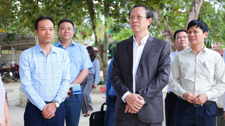 ຄະນະປະຕິບັດງານຂອງກະຊວງສຶກສາທິການ ແລະ ບຳລຸງສ້າງ ໄດ້ລົງກວດກາພາກສ່ວນເສຍຫາຍຢູ່ໂຮງຮຽນປະຖົມ ອຽນບິ່ງ. 349bbce3-dd13-44af-8087-89b6e7dd8613-6936.jpg
