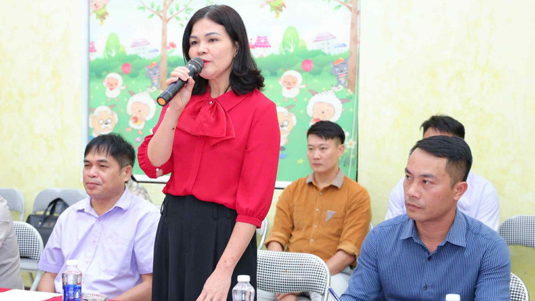 ອາຈານ ຟານທິຮວ່າ, ອຳນວຍການໂຮງຮຽນປະຖົມ ອຽນບິ່ງ ໄດ້ລາຍງານທີ່ກອງປະຊຸມ. 0a2a2570-fb41-4ed5-9b8a-27ee2d085b17-9948.jpg