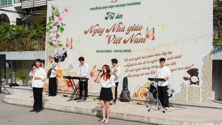 Studenten van de Buitenlandse Handelsuniversiteit zingen voor leraren op het schoolplein. 7b85c489-a18b-4b63-b802-92baa1a35cce-9158.jpg