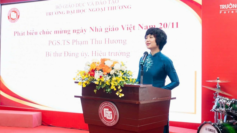 De directeur van de Universiteit voor Buitenlandse Handel, universitair hoofddocent, Dr. Pham Thu Huong hield een felicitatietoespraak. fbd1a6d7-98a6-4317-88f1-bcb04c223810-9372.jpg