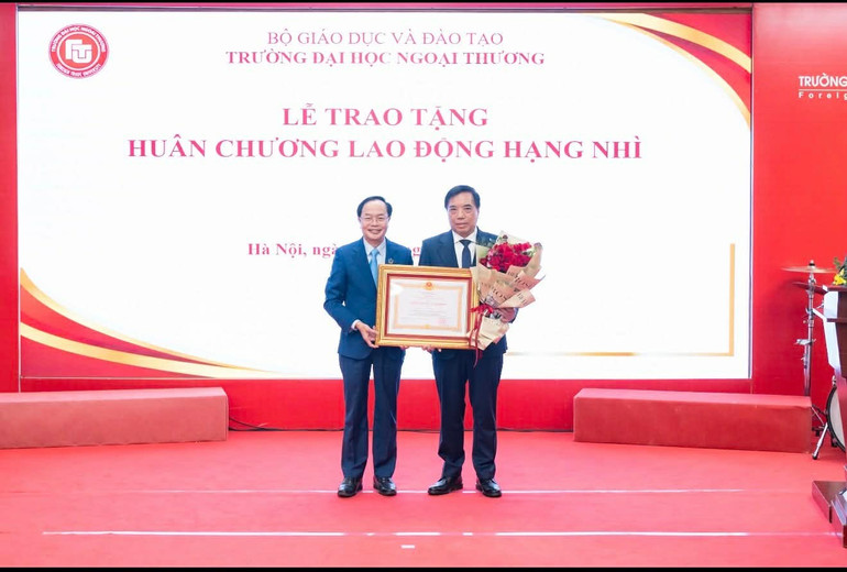 Hoofd van de afdeling Personeelsorganisatie van het ministerie van Onderwijs en Opleiding Le Dinh Nghi reikte de Tweede Klasse Arbeidsmedaille uit aan universitair hoofddocent Dr. Bui Anh Tuan, voormalig partijsecretaris en voormalig directeur van de Universiteit voor Buitenlandse Handel. 01ad8390-1c84-4943-9940-a034aa132483.jpg